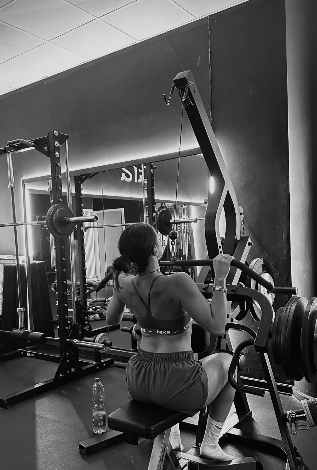Esercizio alla lat machine con presa larga nello studio privato di personal training a Trento
