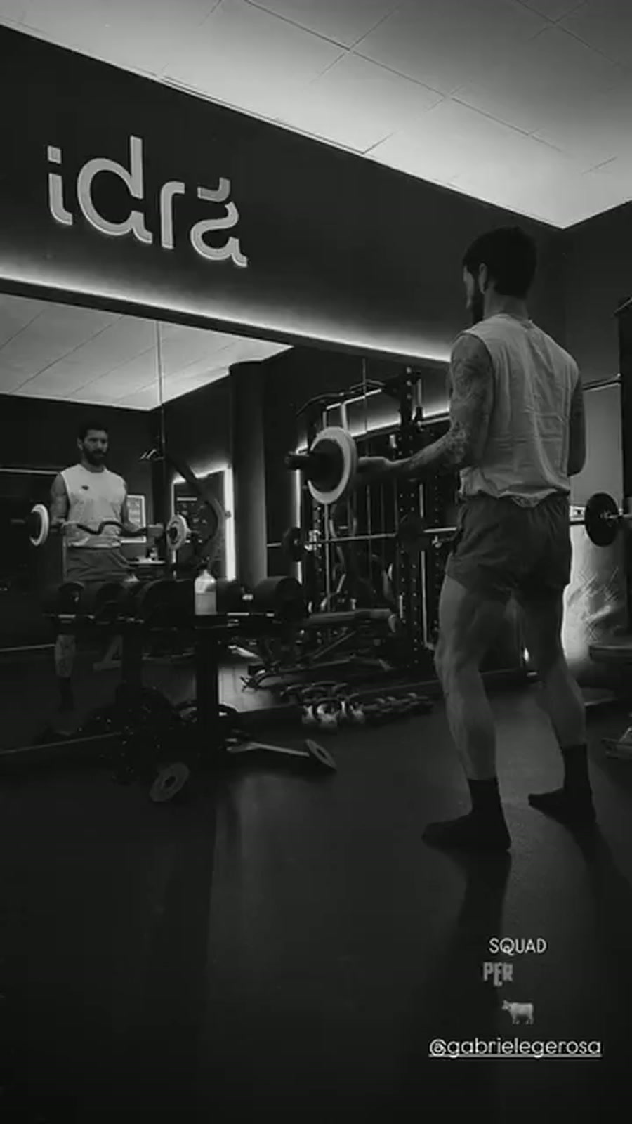 Lezione di allenamento con bilanciere nella sala pesi dello studio privato di personal training a Trento