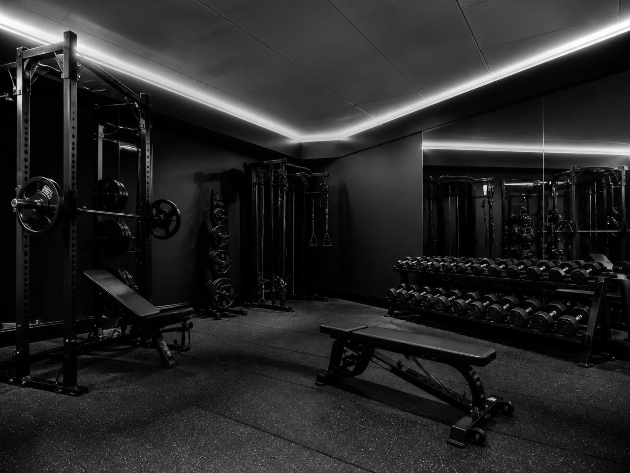 Equipped Idra Studios training room for choosing a personal trainer in Trento